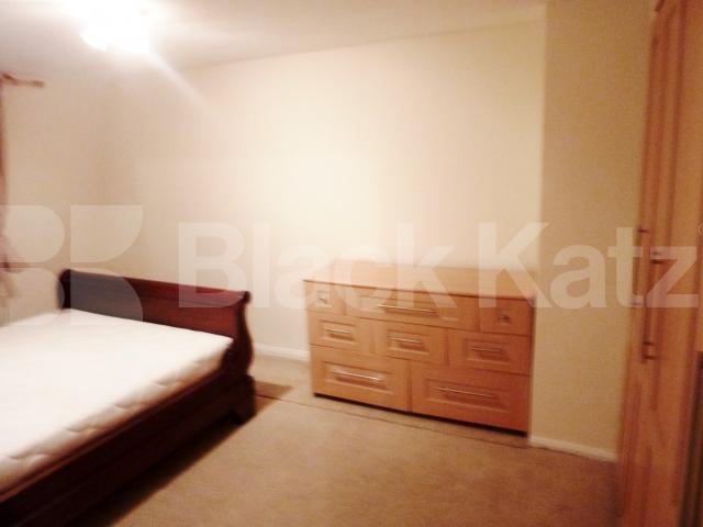 			4 BED - 2 BATH, 4 Bedroom, 1 bath, 1 reception Flat			 Gloucester Gardens, PADDINGTON  BAYSWATER